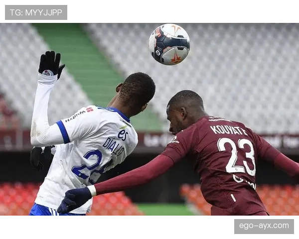 里昂主帅战术革新显成效，新赛季状态回暖引关注